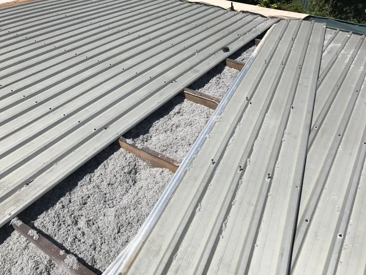 A rap-over trim-deck iron roof packed with cellulose fibre insulation, Comfort Zone